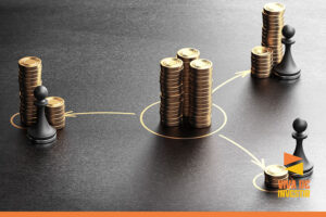 3 pilhas de moedas e peças de xadres numa mesa preta