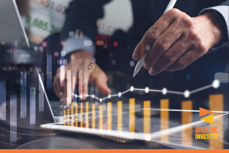 maos de empresarios mexendo no computador com graficos de investimentos